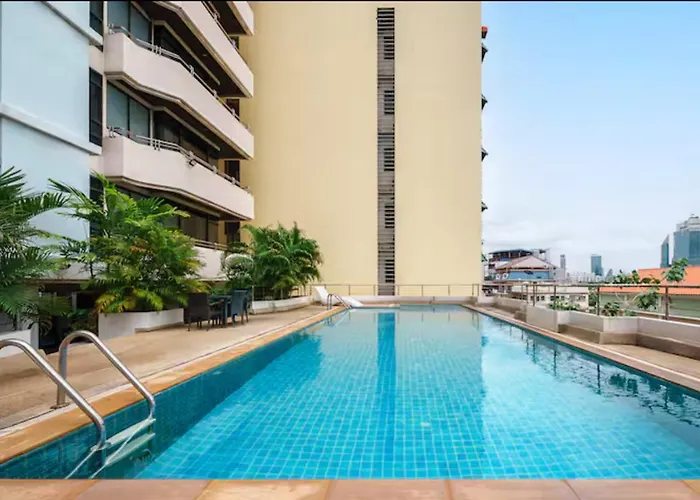Spacious And Renovated 1-bedroom 100m To Nana Bts - 55 Sqm Appartamento